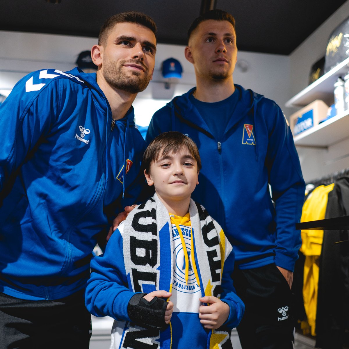 MotorLublin's tweet image. Samuel Mráz i Jakub Łabojko odwiedzili dziś Oficjalny Sklep Kibica – a Wy jak zawsze dopisaliście! 🔥

Dzięki, że byliście! 💛🤍💙