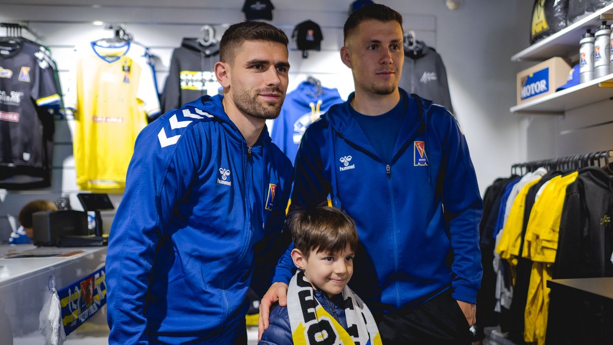 MotorLublin's tweet image. Samuel Mráz i Jakub Łabojko odwiedzili dziś Oficjalny Sklep Kibica – a Wy jak zawsze dopisaliście! 🔥

Dzięki, że byliście! 💛🤍💙
