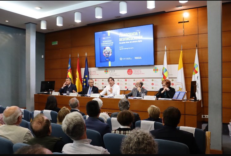 TeellEditorial's tweet photo. Estupenda presentación ayer en el Palacio de Colomina en Valencia de ‘Tecnocracia y desvinculación’ de @adomingom 
¡Se vivió un gran ambiente!
Destacar la calidad de los participantes.
Gracias a todos. https://t.co/mzb8XRxizJ