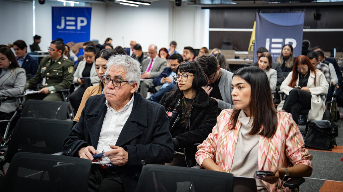 UNPColombia's tweet photo. La  @UNPColombia presente en la audiencia @JEP_Colombia de seguimiento a medidas cautelares de protección a firmantes del Acuerdo de paz 2016.
Están, entre otros,  Augusto Rodríguez, director y Nathalia Margarita Parada, subdirectora de la Especializada. https://t.co/HUbqH9bbbV