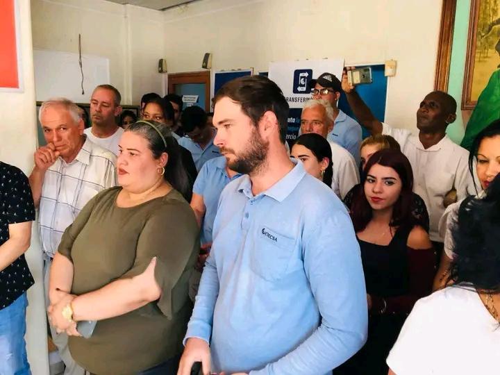 La placa #SiempreJoven de la <a href="/UJCdeCuba/">UJC de Cuba</a> fue entregada a la dirección territorial de <a href="/ETECSA_Cuba/">ETECSA</a> en #SanctiSpíritus por los resultados obtenidos en el funcionamiento y la vida interna de la organización. Ustedes son un valioso equipo.