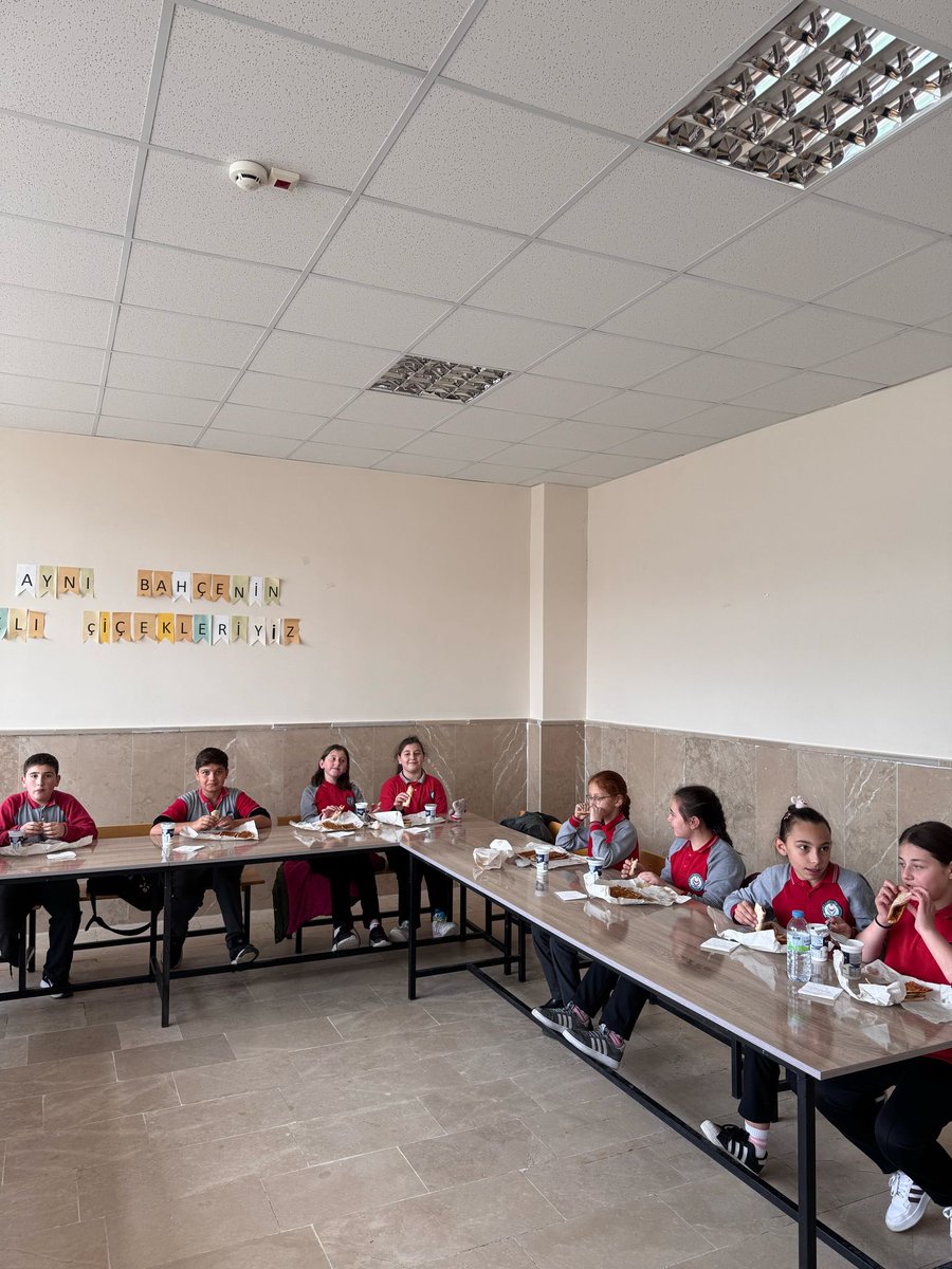 Ayın Sınıfı projemizde Mart ayının sınıfı belli oldu!Mart ayının sınıfı 5/A oldu. Akademik, temizlik ve ahlaki ölçütlerden değerlendirilen öğrencilerimize etli etmek ikram edilmiştir.Öğrencilerimizin başarılarının devamını dileriz.