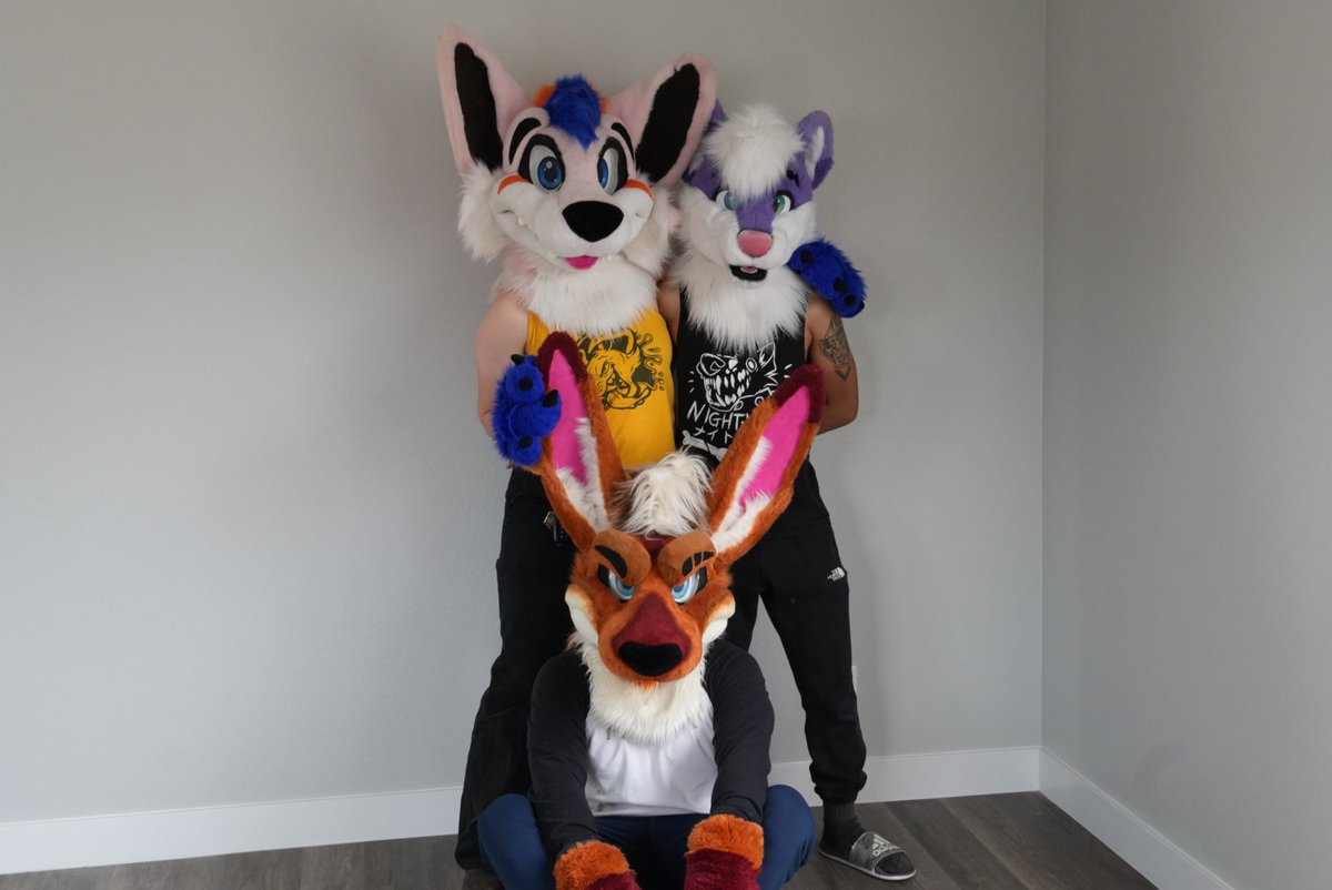 Almost a family picture with the kids. @fortefluff.bsky.social was being the responsible one and taking the picture. 

Can't wait to see <a href="/Finn770123/">Finn</a> and <a href="/UbeWoof/">✾ Ube ✾</a> next week.