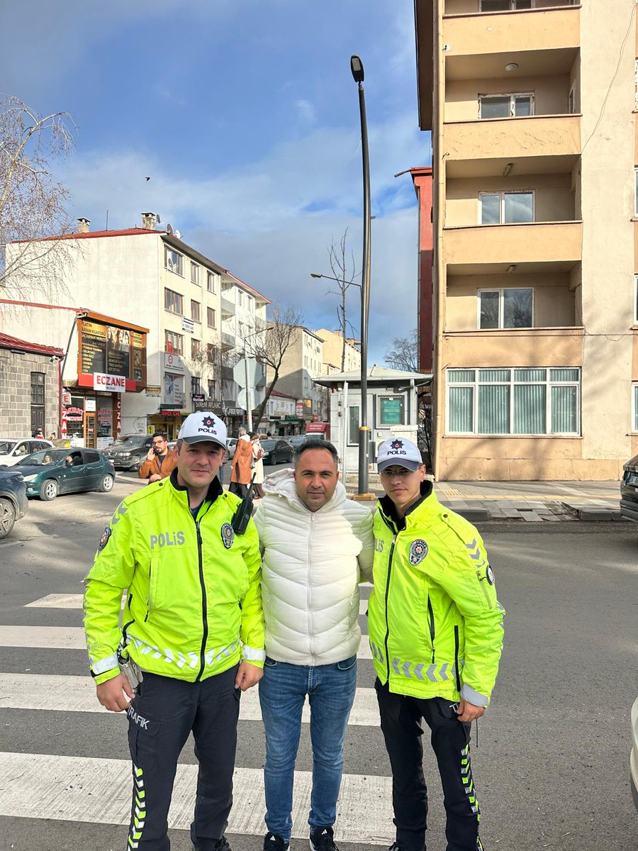 dagpinarort's tweet photo. Türk Polis Teşkilatının 180. Kuruluş Yıl Dönümü münasebeti ile okul müdürümüz Coşkun Yardımcıel okulumuz adına ziyaretler gerçekleştirdi. 🚓👮‍♀️🚔👮‍♂️🚔
@ziyapolat73
@KarsValiligi 
@karsmem 
@digorkaymakamlk
@digormem https://t.co/3JhrkeSE58