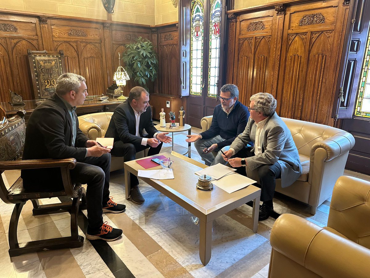 🏑 L’alcalde <a href="/jordi_ballart/">Jordi Ballart Pastor</a> i el regidor d’Esports, Alberto Muñoz, s’han reunit aquesta tarda amb el nou president d’<a href="/HockeyTerrassa/">Hockey per Terrassa</a>, <a href="/isaacalbert/">Isaac Albert i Agut</a>, i l’expresident <a href="/fsalvatella/">Francesc Salvatella</a> per parlar del relleu a la presidència i dels projectes de futur de l’entitat.