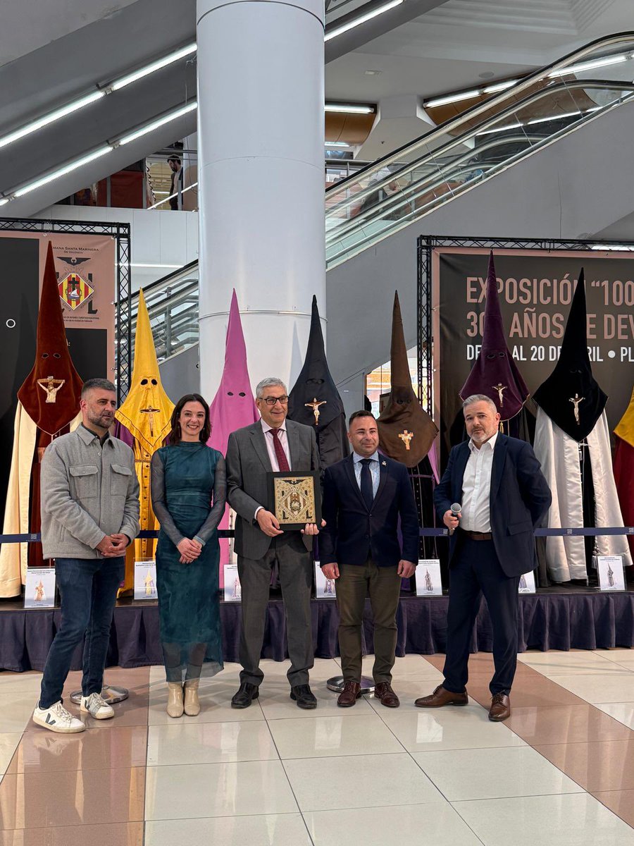 nuria_llopisb's tweet image. Hoy hemos estado en la inauguración de la @jmssmv 
Una muestra de los trajes que nos identifican y nos diferencian como una Semana Santa única en el mundo