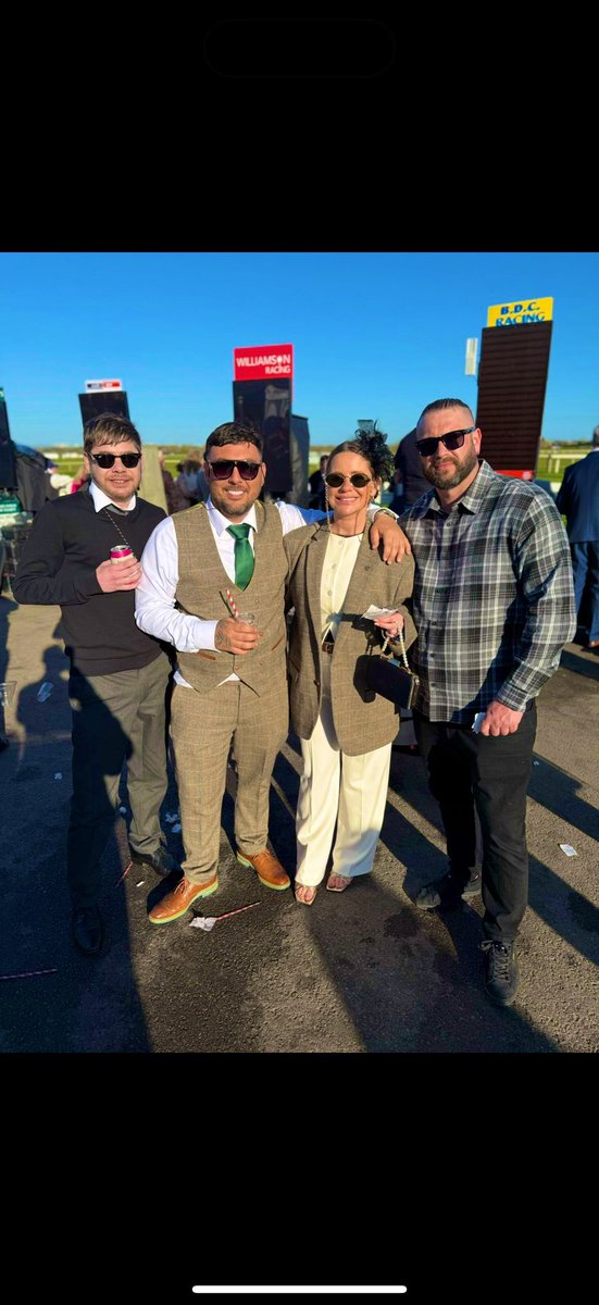 CMahon92's tweet photo. Top day at @AintreeRaces with the family for the Grand National… big thankyou to the few local taxi drivers for the free lifts from the car park to the stands free of charge driver was an absolute gent and very helpful! #liverpooltaxis https://t.co/XB3ey4hCSn