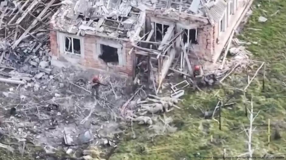 Агентство Associated Press опубликовало видео расстрела военными РФ четырех пленных украинских солдат вблизи села Пятихатки Запорожской области. На кадрах бойцы ВСУ друг за другом выходят из полуразрушенного дома под прицелом российских военных, после чего ложатся на траву.
 
Эту