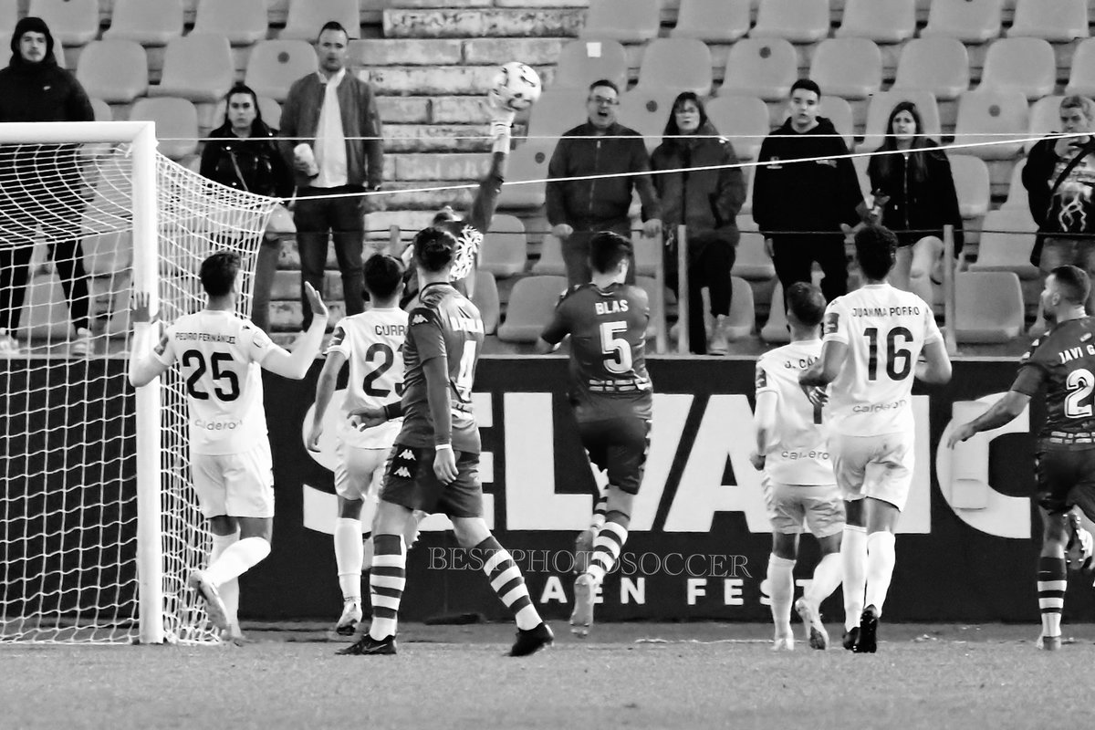 Javi, es un verdadero placer poder felicitarte con esta imagen que inmortaliza una de las muchas paradas que has realizado defendiendo la portería del Real Jaén, justo en el momento en que has alcanzado los 💯partidos, enhorabuena.

📷 <a href="/bestphotosoccer/">BESTPHOTOSOCCER</a> 

#HalaJaén