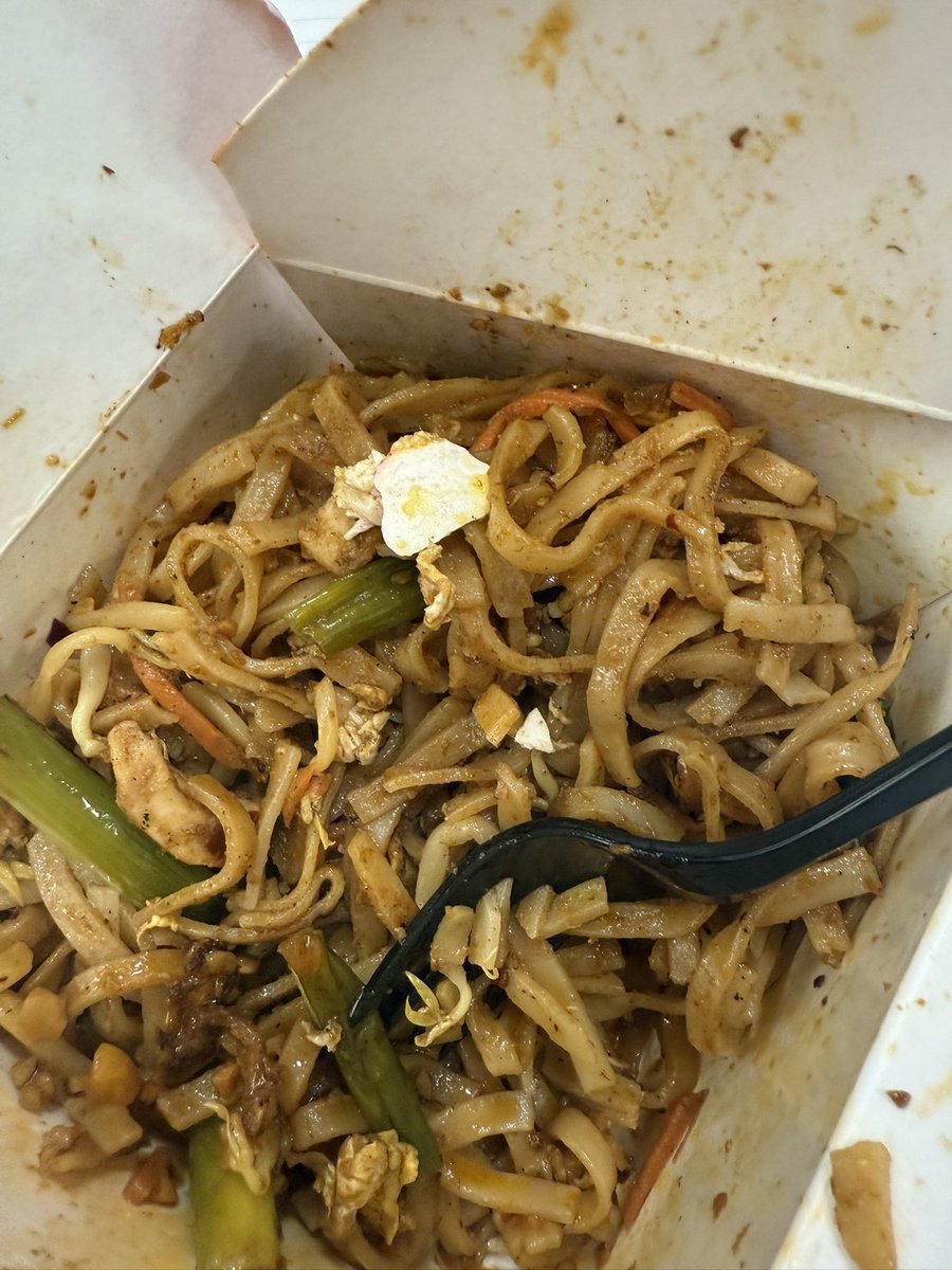 BtheChange88's tweet photo. Sooo @eathawkers is my favorite restaurant!!! And I was sooo devastated that my pad Thai was full of egg shells 😩😩😩 https://t.co/usYVEnhstm