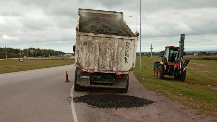 CamdelasSierras's tweet image. 👷 Conservación realiza el perfilado de banquinas en #Ruta36.
