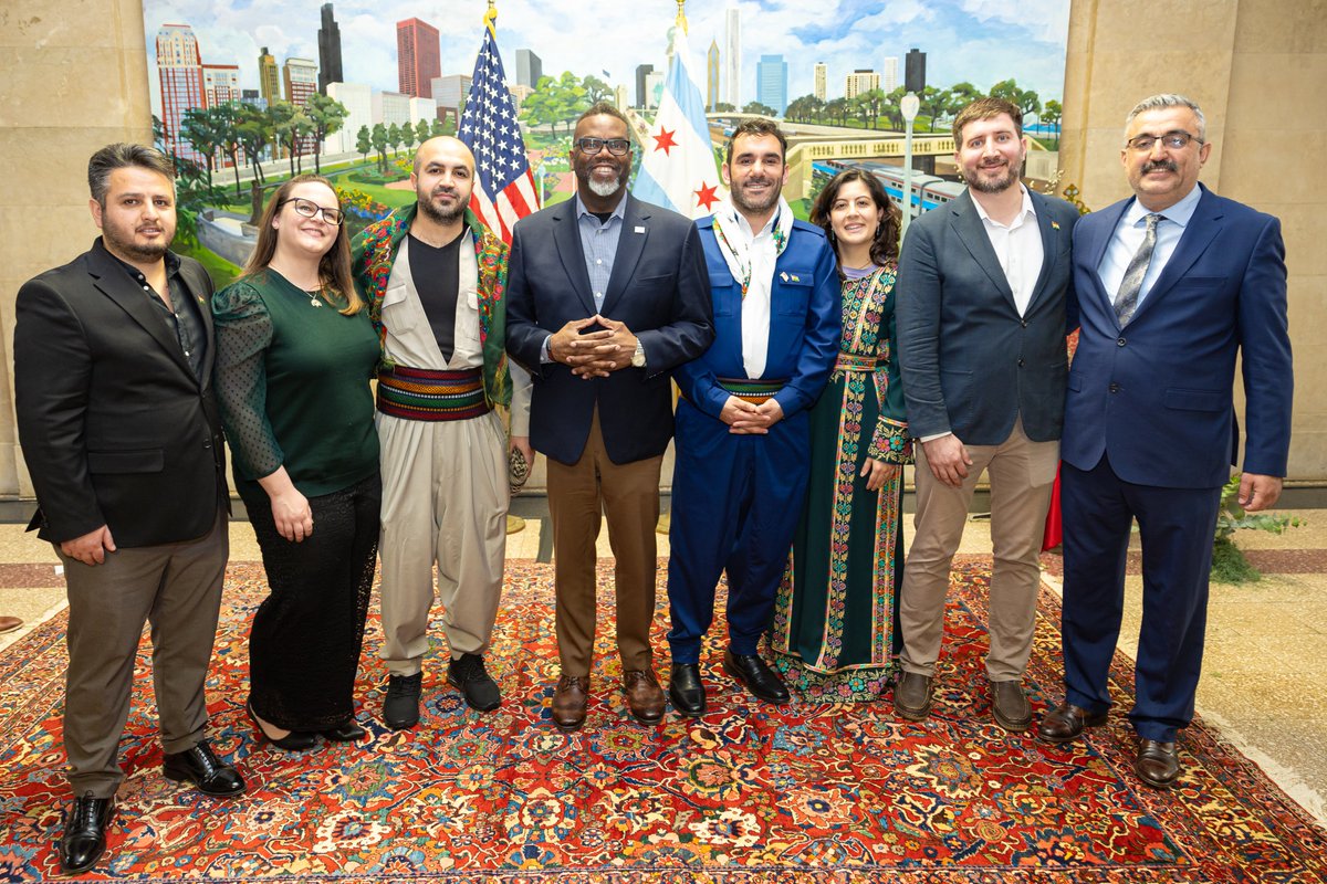 RudawTurkce's tweet photo. Chicago Belediyesi, 21 Mart’ı resmî olarak Newroz Günü ilan etti  

Kürt Kültür Merkezi üyeleri, Newroz Bayramı’nı kutlamak amacıyla Chicago Belediye Başkanı Brandon Johnson ile bir araya geldi  

Etkinliğe İsmaili, İranlı, Afgan ve Orta Asya topluluklarının değerli üyeleri de katıldı  

📸Chicago Belediyesi