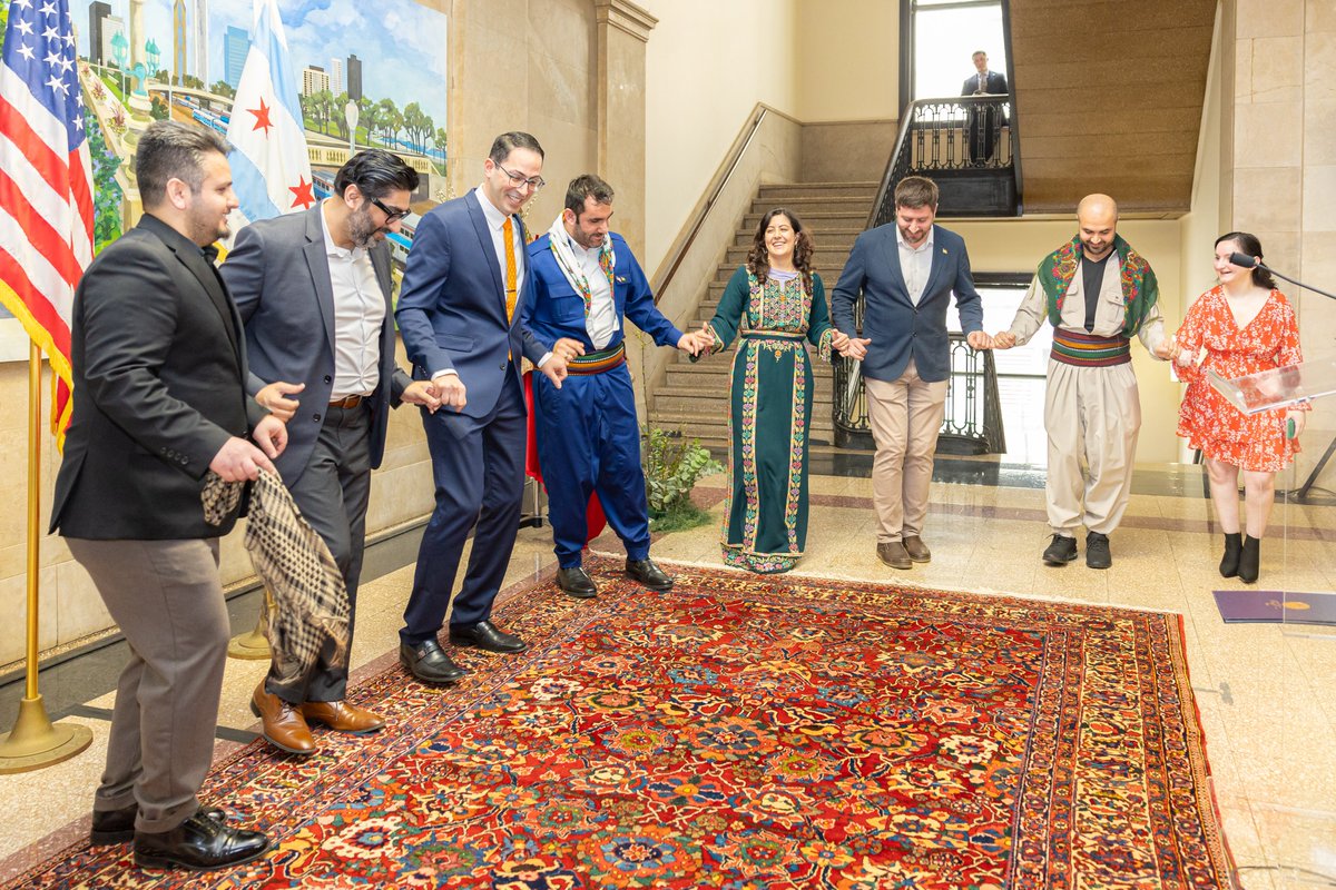 RudawTurkce's tweet photo. Chicago Belediyesi, 21 Mart’ı resmî olarak Newroz Günü ilan etti  

Kürt Kültür Merkezi üyeleri, Newroz Bayramı’nı kutlamak amacıyla Chicago Belediye Başkanı Brandon Johnson ile bir araya geldi  

Etkinliğe İsmaili, İranlı, Afgan ve Orta Asya topluluklarının değerli üyeleri de katıldı  

📸Chicago Belediyesi