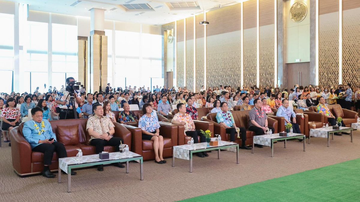 ExciseDep's tweet photo. ผู้บริหารกรมสรรพสามิตเข้าร่วมพิธีสรงน้ำพระและพิธีรดน้ำผู้บริหารระดับสูงกระทรวงการคลัง https://t.co/97WyQ6J1ES