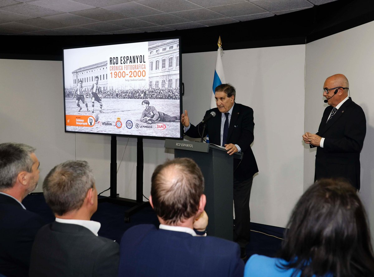 RCD Espanyol de Barcelona (@rcdespanyol) on Twitter photo 📚 <a href="/SergiAndreuG/">Sergi Andreu</a> presenta ‘RCD Espanyol Crònica Fotogràfica 1900-2000’.
💙 Un homenatge a l’#RCDE i un recorregut fotogràfic pels 100 primers anys d’història del nostre Club.
#RCDE125 #FundacióRCDE 📚 <a href="/SergiAndreuG/">Sergi Andreu</a> presenta ‘RCD Espanyol Crònica Fotogràfica 1900-2000’.
💙 Un homenatge a l’#RCDE i un recorregut fotogràfic pels 100 primers anys d’història del nostre Club.
#RCDE125 #FundacióRCDE