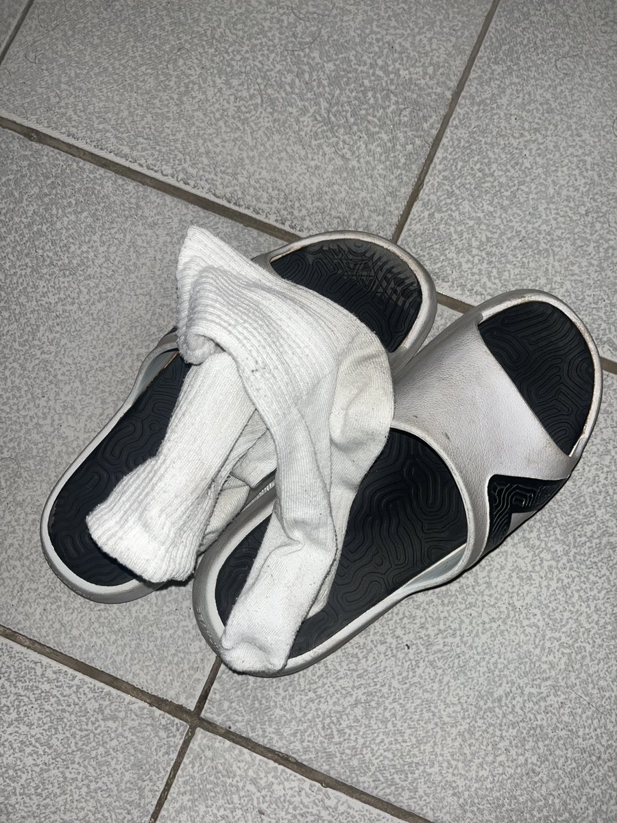 akong0771's tweet photo. 懒得洗🧦 骚狗想闻你爹的臭脚汗吗？➗ #体育生 #球鞋 #原味 #白袜 #男高中生 #男大学生 #体育生1s #1s #鸡巴 https://t.co/O6wFrXLAwV