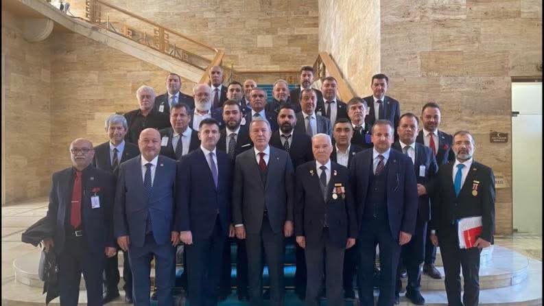 Temad Milli Savunma komisyonu görüşmelerine katılmış !
Temsil ettiği sınıfa ;
Ne konu ile ilgili bir paylaşım, ne bir bilgilendirme, ne bir değerlendirme, ne bir anlatım, ne bir sunum hiç bir bir şey yok.!
Sanki hayalet bir toplantı.!
Bu kafayla sizde yakında yok olursunuz..!