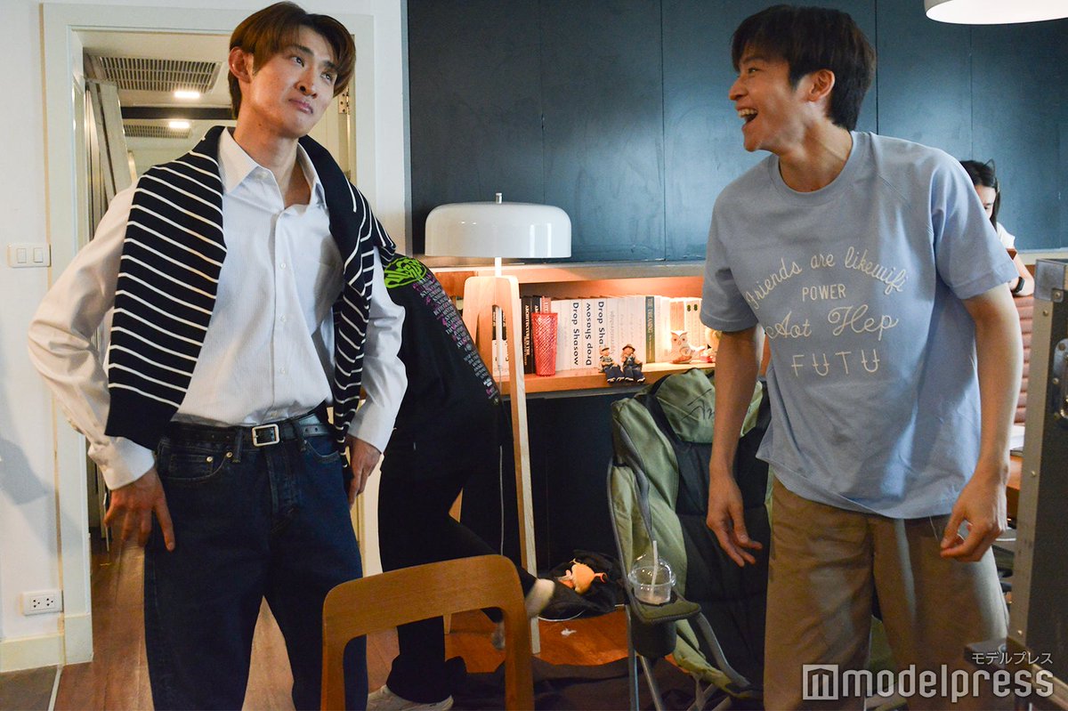 modelpress's tweet photo. ◤Snow Man向井康二「Dating Game(仮題)」
現場レポ📝◢

撮影初日は、ソロカットからスタート。誰もが思わず振り返り見惚れてしまう、完璧な美貌の持ち主である彼を象徴づけるシーンだ。セリフがない分、視線の動きや表情で“かっこいい彼”を体現した。

🔻詳細
https://t.co/0uyUoSRxGY

#DatingGame https://t.co/pOF6GCdPJY