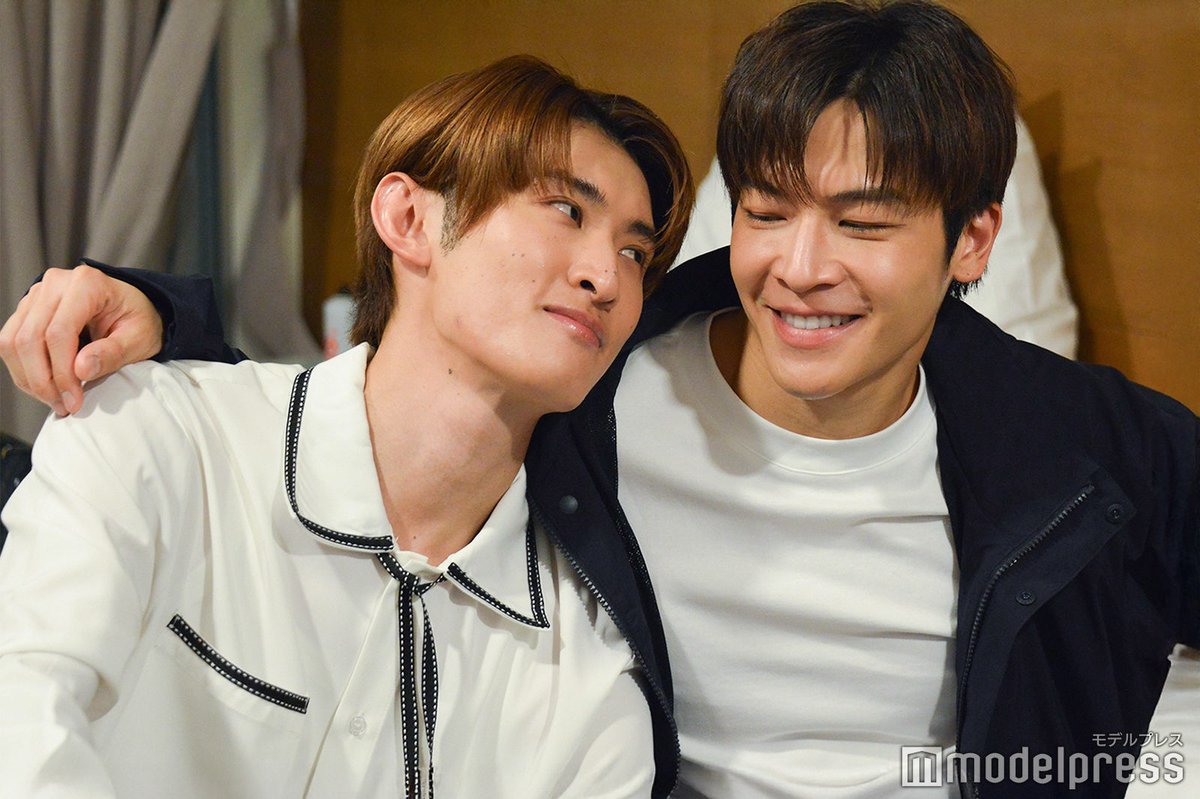 modelpress's tweet photo. ◤Snow Man向井康二「Dating Game(仮題)」
現場レポ📝◢

撮影初日は、ソロカットからスタート。誰もが思わず振り返り見惚れてしまう、完璧な美貌の持ち主である彼を象徴づけるシーンだ。セリフがない分、視線の動きや表情で“かっこいい彼”を体現した。

🔻詳細
https://t.co/0uyUoSRxGY

#DatingGame https://t.co/pOF6GCdPJY