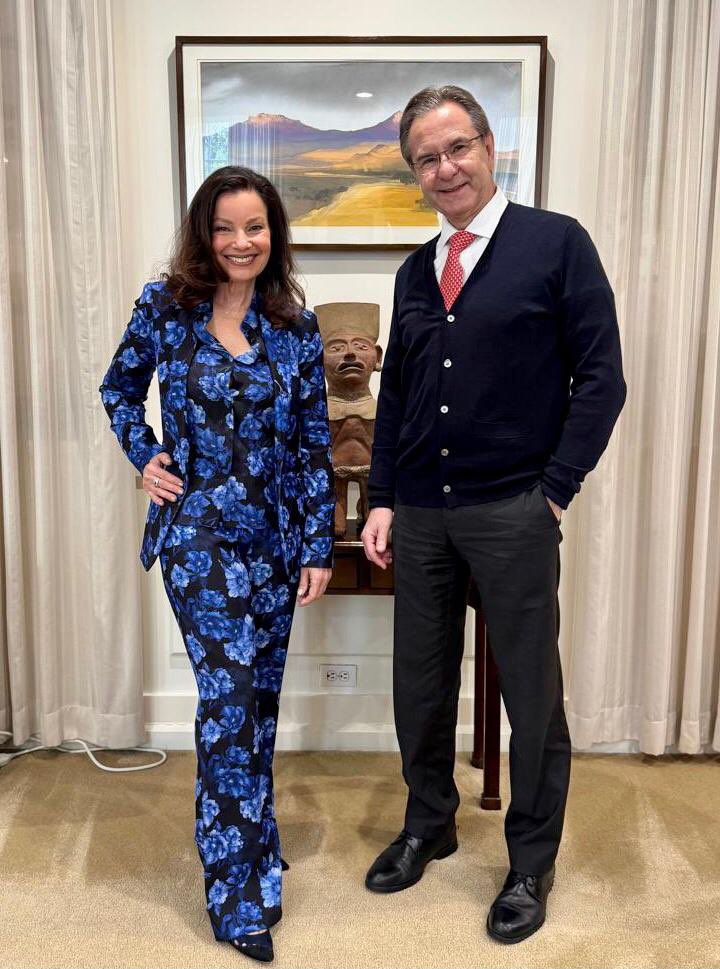Estoy muy impresionado de la inteligencia y calidad humana de @FranDrescher, a quien recibimos con gran cariño y reconocimiento en la <a href="/EmbamexEUA/">Embassy of Mexico in the U.S.</a>. Con gran emoción, me compartió la admiración y  aprecio que siente por la cultura mexicana y por 🇲🇽#Mexico. 

Ella, además de ser una