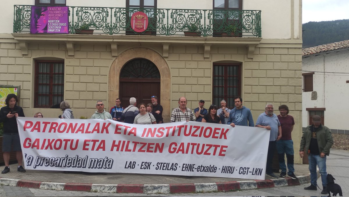 ESKsindikatua's tweet photo. Gaur #Agoitz-en bertan izandako lan-istripuan egondako heriotza salatu dugu.
Premiazkoa da neurri eraginkorrak ezartzea istripuak ekiditzeko. Patronalak eta erakundeek aurrerapausuak emateko garaia dute. Ez gara lanera joaten hiltzera!
Aski da!
#PrekarietateaHiltzailea https://t.co/okcBXWU8Ii