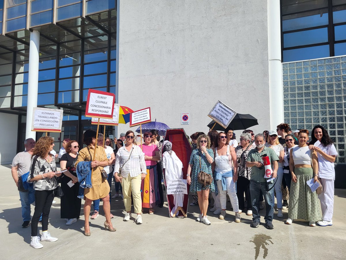 galizaCIG's tweet photo. 🗣️Nova protesta do persoal de #Eurest, concesionaria da cociña dos hospitais Meixoeiro, Cunqueiro e Nicolás Peña de #Vigo, para denunciar as deficiencias existentes no servizo. Hoxe tivo lugar por segunda vez no Meixoeiro, mentres que o martes 15 trasladarase ao Cunqueiro. https://t.co/vuFZxCiEg6