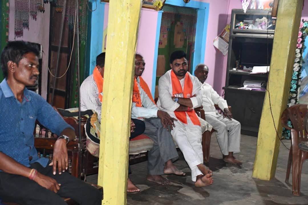 Surajvasava20's tweet photo. નિઝર તાલુકાના રાયગઢ ગામના કોટડા ફળિયામાં પાર્ટીના નિષ્ઠાવાન કાર્યકર પ્રદિપભાઈ પાડવીના ઘરે મુલાકાત કરી તેમના ફળિયાના લોકો સાથે સંવાદ કરી સુચનો મેળવ્યા.
#BJP_Tapi #ભાજપા_તાપી
#ગાંવ_બસ્તી_ચલો_અભિયાન https://t.co/vk2ipTjGjl