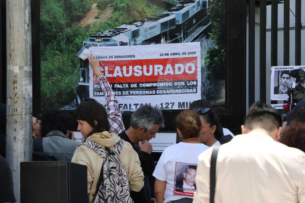 CentroProdh's tweet photo. Colectivos de familiares de personas desaparecidas se manifiestan afuera del Senado para exigir atención a la crisis de desapariciones y respeto al #ComitéCED de la #ONU.

Su protesta es digna y legítima. https://t.co/0S7SYDK5oE
