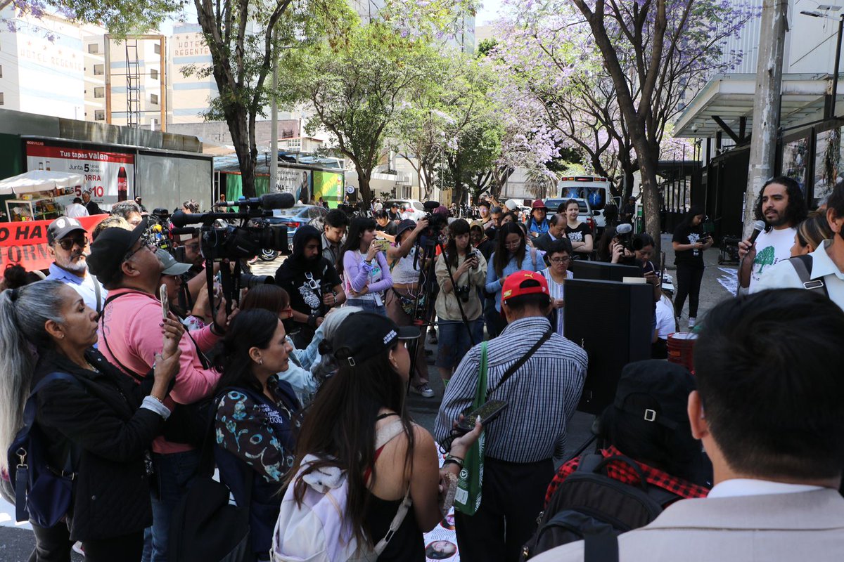 CentroProdh's tweet photo. Colectivos de familiares de personas desaparecidas se manifiestan afuera del Senado para exigir atención a la crisis de desapariciones y respeto al #ComitéCED de la #ONU.

Su protesta es digna y legítima. https://t.co/0S7SYDK5oE