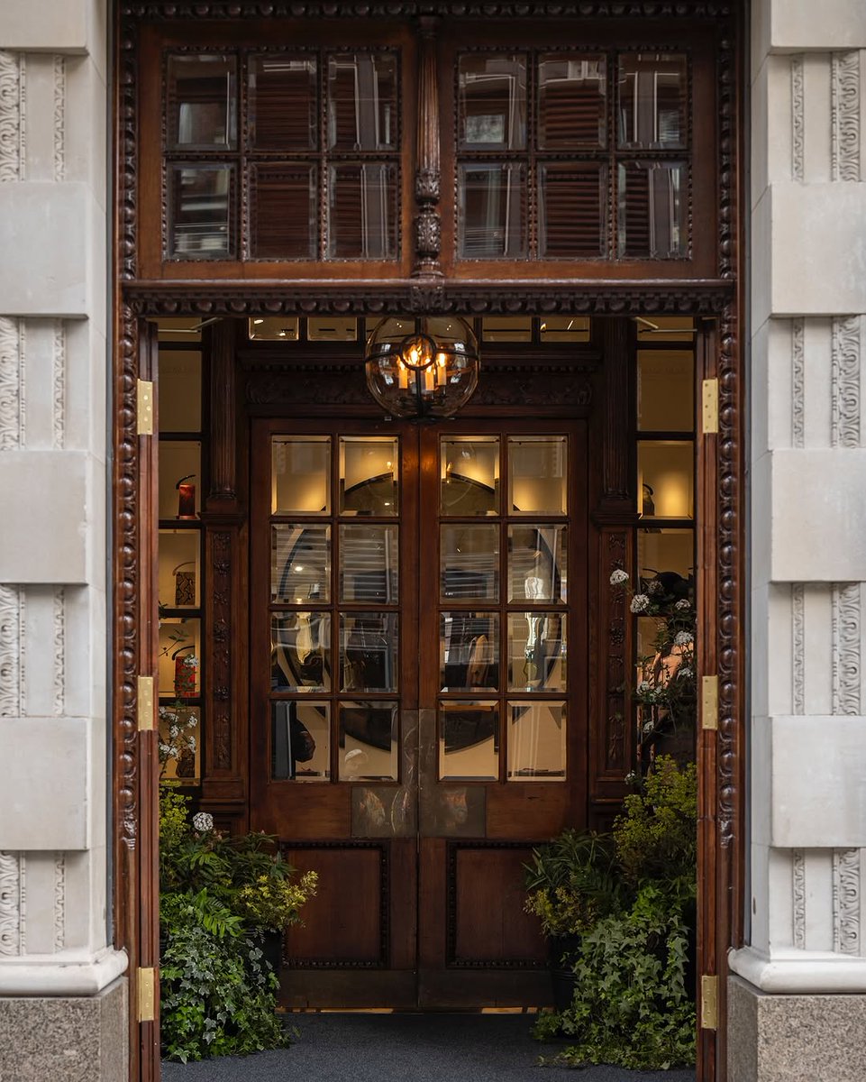 cppluxury's tweet image. DRIES VAN NOTEN opens new boutique in London at Hanover Square

#DriesVanNoten #London #HanoverSquare #luxuryfashion #luxury #fashion #luxurybags #luxuryaccessories #luxuryretail #luxuryboutique #luxurybusiness #Puig