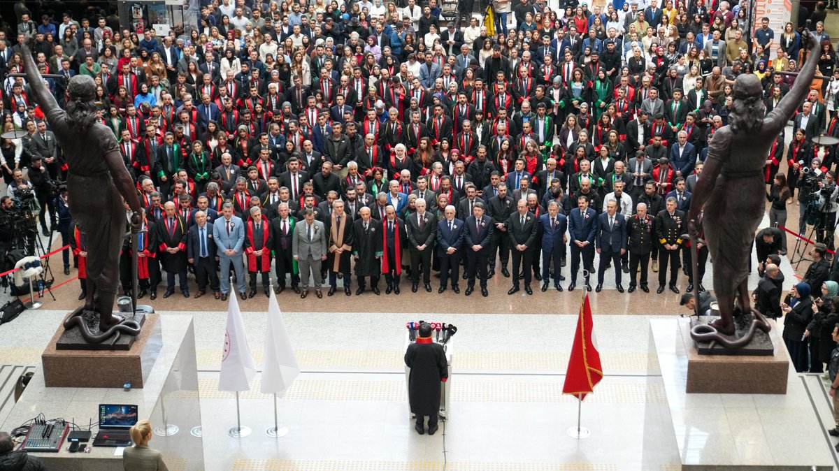 Şehit Savcı Mehmet Selim Kiraz'ın şehadetinin 10. Yıl dönümünde İstanbul Adliyesinde yapılan anma programına Baro Başkanımız Av. Yasin Şamlı, Baro Başkan Vekilimiz Av. Niyazi Paksoy ve Yönetim Kurulu üyemiz Av. Fatma Koç katılım sağladı. Şehit Savcımıza Allahtan rahmet diliyoruz.
