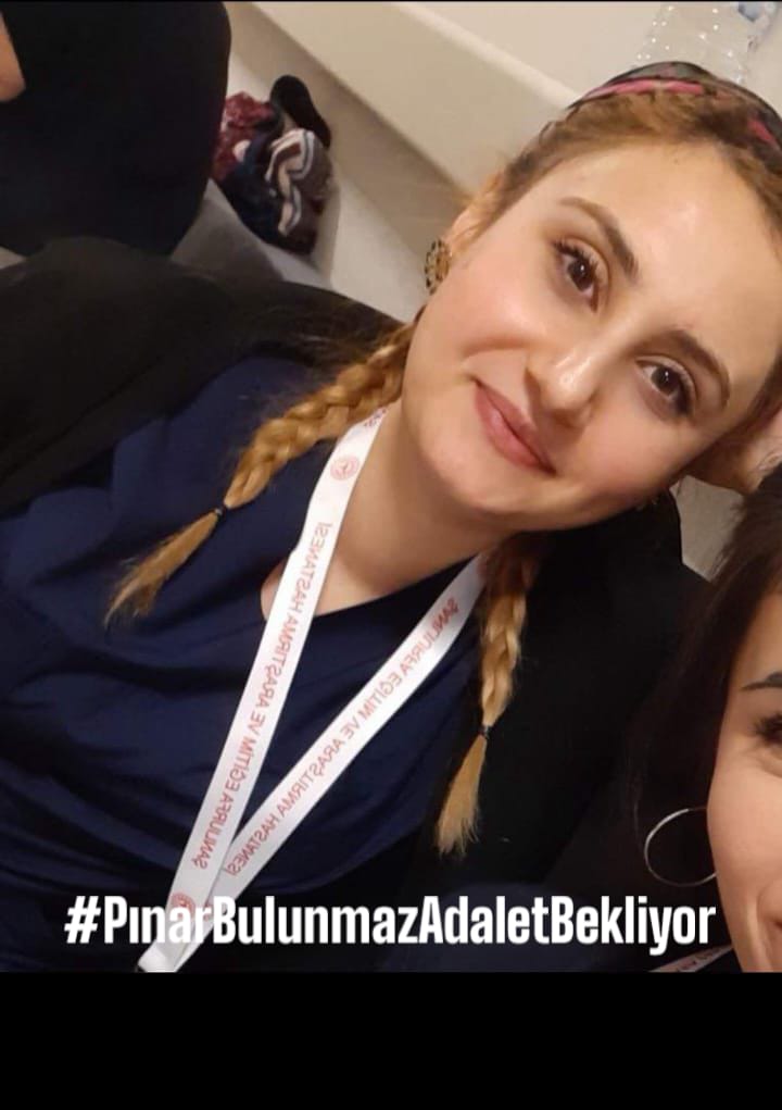 Kadınlar intihar etmiyor.
Kadınlara onları öldüren failleri
tarafından intihar süsü veriliyor.

Pınar İNTİHAR ETMEDİ.
Pınar KATLEDİLDİ. !!

FAÎLLERE CESARET DEĞİL, CEZA
VERMEK ZORUNDASINIZ...‼️
#PınarBulunmazAdaletBekliyor...