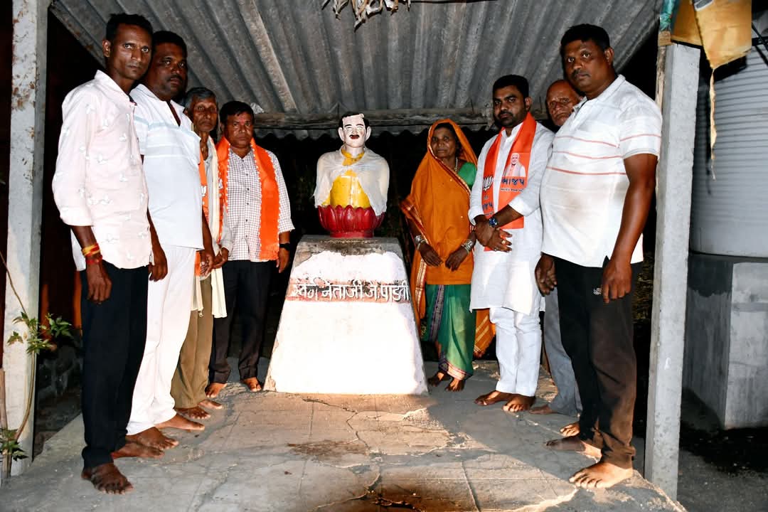 Surajvasava20's tweet photo. ગાંવ-બસ્તી ચલો અભિયાન અંતર્ગત રાયગઢ ગામના પ્રવાસ દરમિયાન નિઝર તાલુકામાં ભાજપાનો પાયો નાખનાર સ્વ.નેતાજીભાઈ પાડવી ના પરીવાર સાથે મુલાકાત કરી તેમન�� પ્રતિમાને પુષ્પાંજલિ અર્પણ કરી આશીર્વાદ લીધા.
#BJP_Tapi #ભાજપા_તાપી
#ગાવ_બસ્તી_ચલો_અભિયાન https://t.co/53cPGojupu