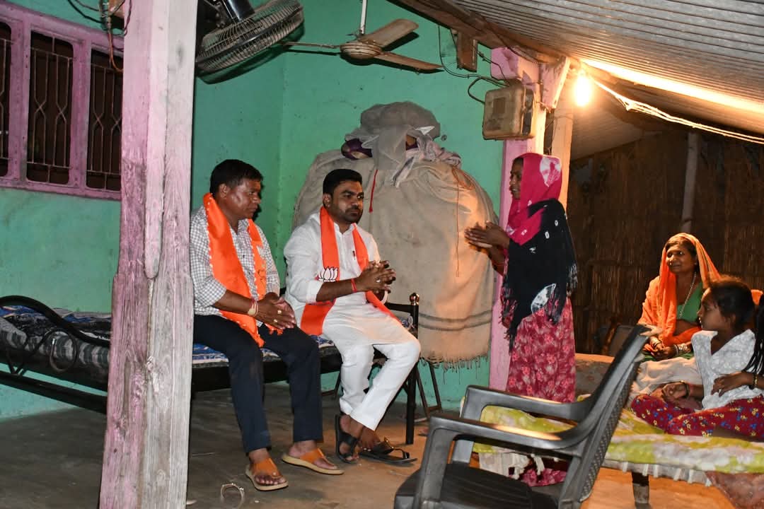 Surajvasava20's tweet photo. ગાંવ-બસ્તી ચલો અભિયાન અંતર્ગત રાયગઢ ગામના પ્રવાસ દરમિયાન નિઝર તાલુકામાં ભાજપાનો પાયો નાખનાર સ્વ.નેતાજીભાઈ પાડવી ના પરીવાર સાથે મુલાકાત કરી તેમન�� પ્રતિમાને પુષ્પાંજલિ અર્પણ કરી આશીર્વાદ લીધા.
#BJP_Tapi #ભાજપા_તાપી
#ગાવ_બસ્તી_ચલો_અભિયાન https://t.co/53cPGojupu