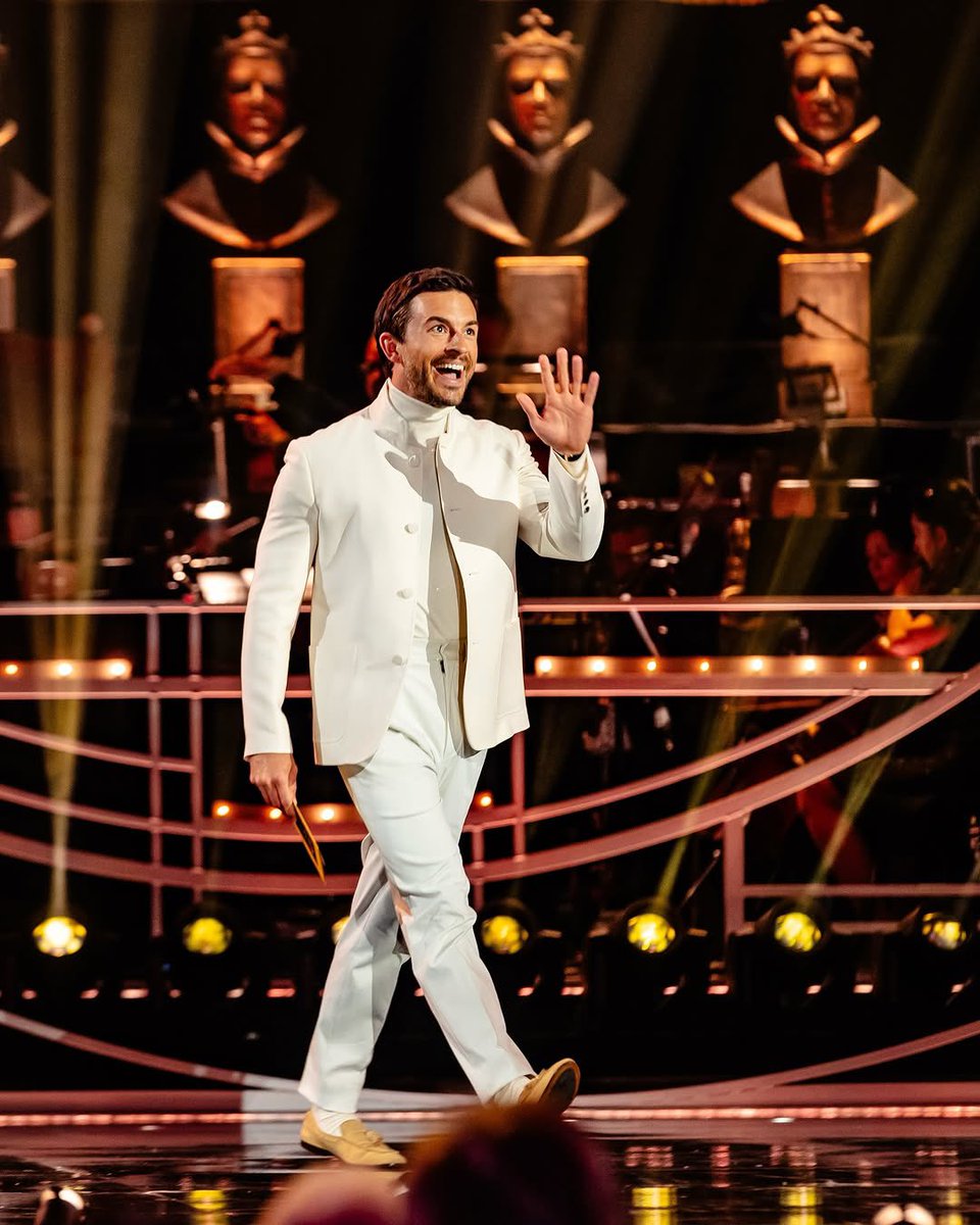 ✨NEW✨ Jonny presenting at the 2025 Olivier Awards!

📸: danny_with_a_camera 

#jonathanbailey