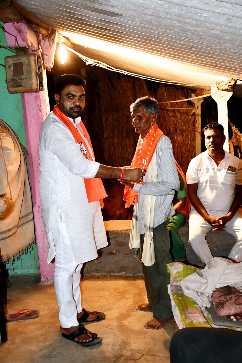 Surajvasava20's tweet photo. ગાંવ-બસ્તી ચલો અભિયાન અંતર્ગત નિઝર તાલુકાના રાયગઢ ગામના પ્રવાસ દરમિયાન ૮૦ વર્ષના દાદા જયંતભાઈ પાડવી જેઓ ભારતીય જનસંઘ વખતના કાર્યકર છે.તેમનું સન્માન કરી આશિર્વાદ લીધા..
#BJP_Tapi #ભાજપા_તાપી
#ગાંવ_બસ્તી_ચલો_અભિયાન https://t.co/C1f7VTxVIa
