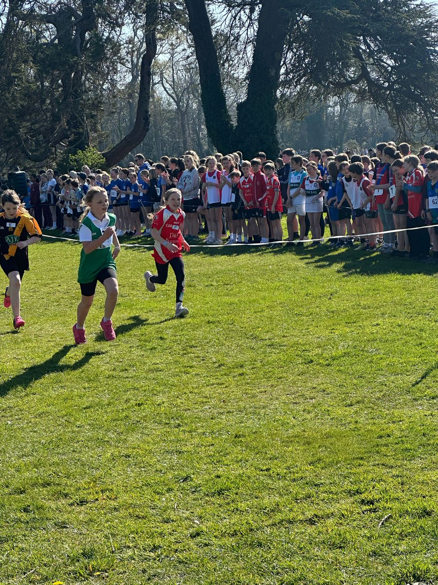 Lá iontach ag an tSraith Fhinne Gall Luthcleasaíochta inniú i dTeach Droichid Nua - sár-jab a cháiliní agus a bhuachaillí! 
Great day out at the Fingal Athletics League in Newbridge House today — fair play to all the boys and girls who gave it their all!