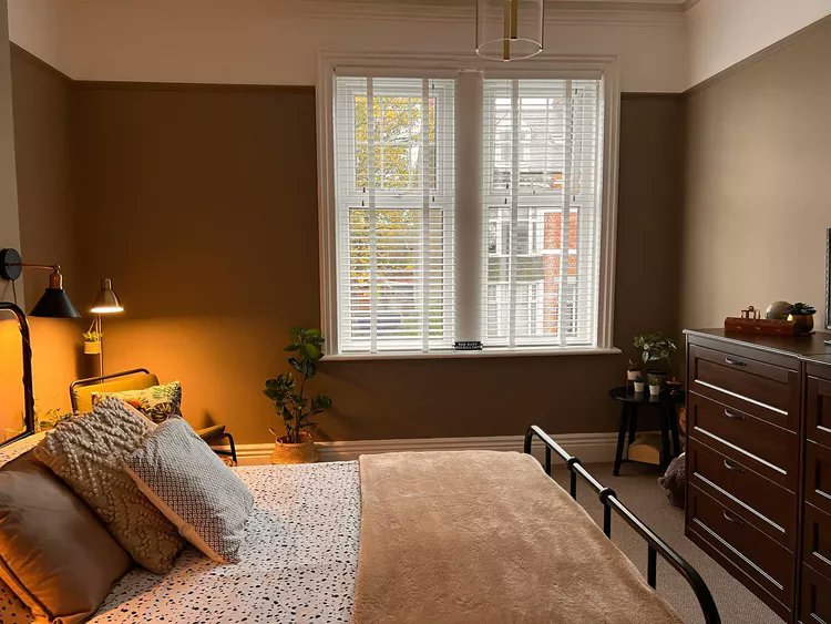 StyledNSpaces's tweet photo. Who knew brown could be so chic?
🛏️ Rich furniture statements
🌾 Natural fiber layering
🍫 Deep accent walls
🍑 Peach+brown tonal pairing
The coziest neutral for bedrooms. #HomeDecor https://t.co/dU9OaO5xuv
