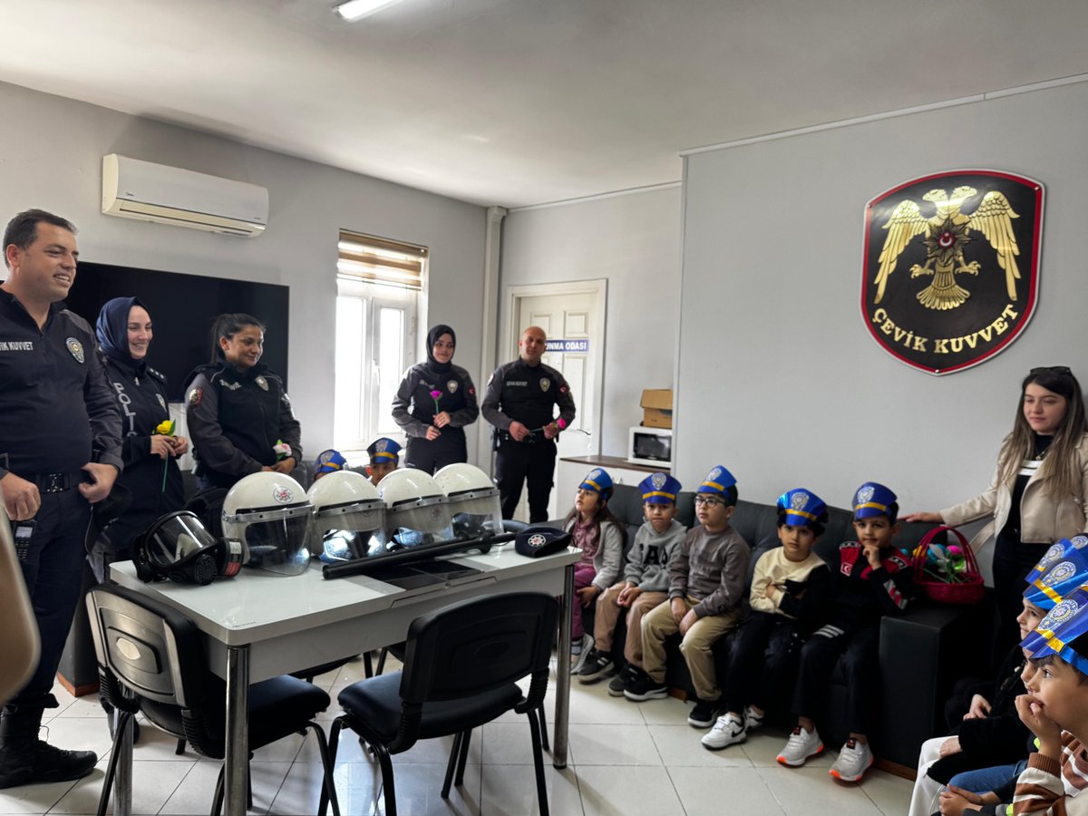 MenemenMEM's tweet photo. @100Menemen öğrencilerimiz, Menemen Asarlık Polis Merkezi Amirliği’ni ziyaret ederek değerli polislerimizin Polis Haftalarını kutladı. Öğrencilerimize polis merkezini gezdirerek merak ve hayacanlarına ortak olan polislerimize teşekkür ediyoruz. @EmniyetIzmir @izmir_ilmem https://t.co/jeqQmfqFkz