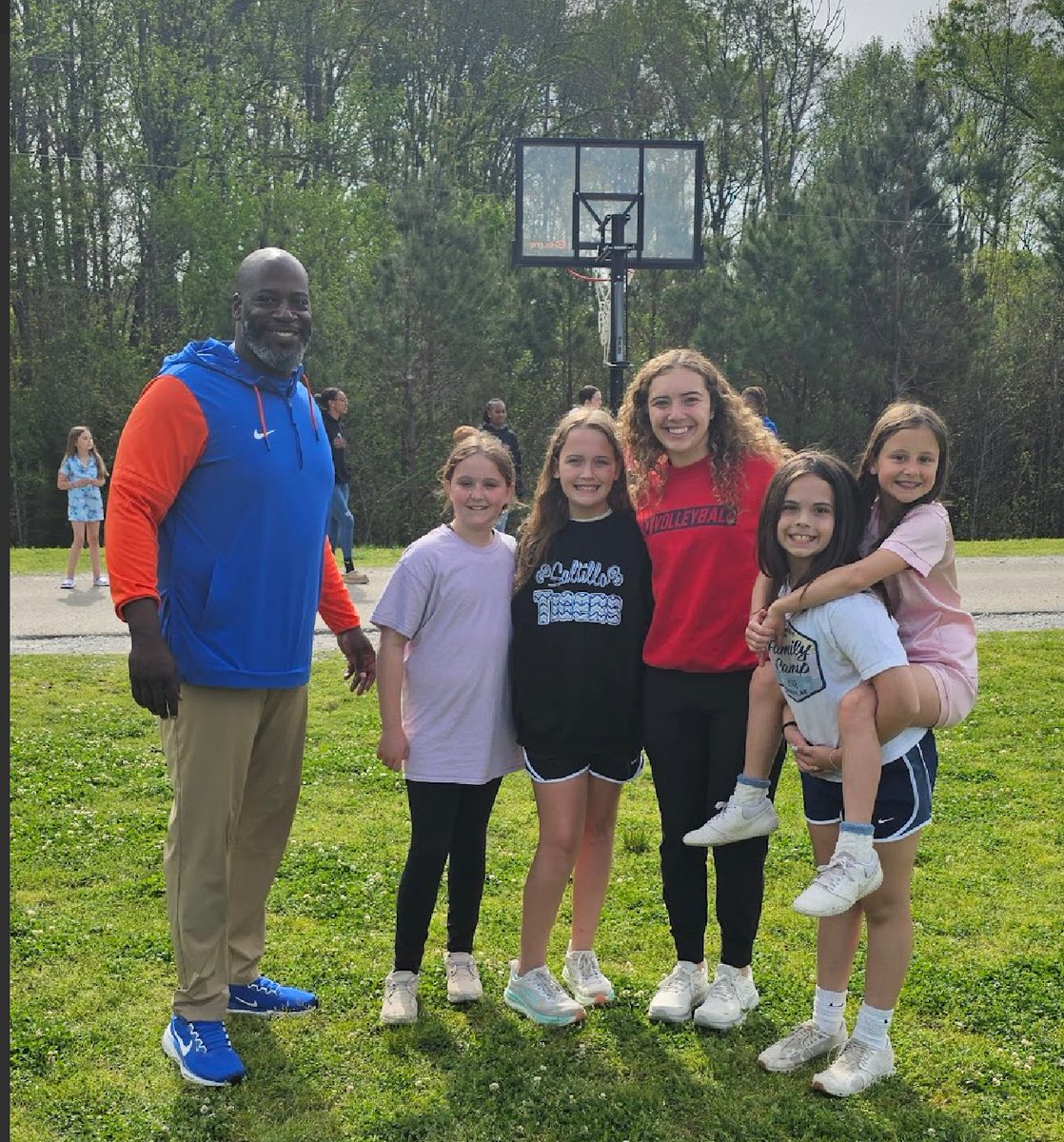Members of the SHS Boys’ &amp; Girls’ Basketball teams and Coach Goree’s Drug Ed class went and spent some time with SES students this morning! #OurCircusOurTigers