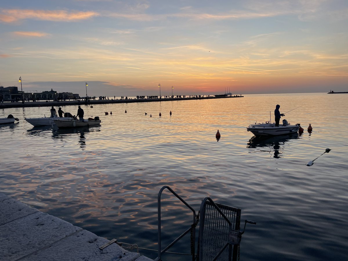 siracus's tweet photo. Tanta gente sul molo stasera. https://t.co/hu9vIhW3C8