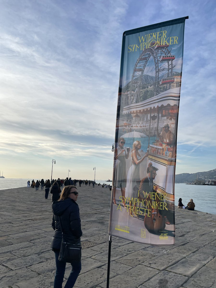 siracus's tweet photo. Tanta gente sul molo stasera. https://t.co/hu9vIhW3C8
