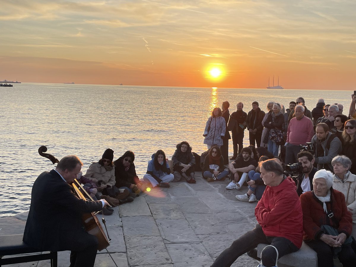 siracus's tweet photo. Tanta gente sul molo stasera. https://t.co/hu9vIhW3C8