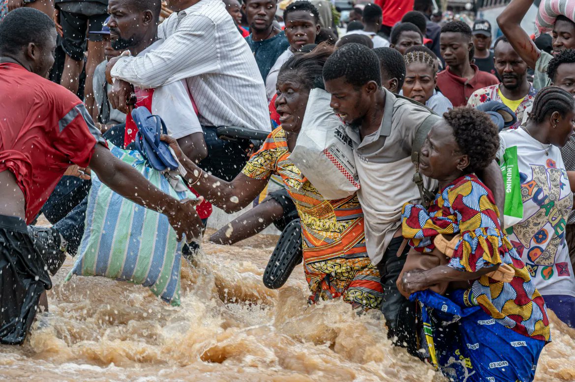 alextwikirize95's tweet photo. DRC which is world's & Africa's mineral bank still faces such floods simply because her leaders focus on their stay in power & rooting than putting up infrastructures. Anyway it is similar to my motherland Uganda.
#StopCorruption
#RIP100+ https://t.co/bwXIXElr4j