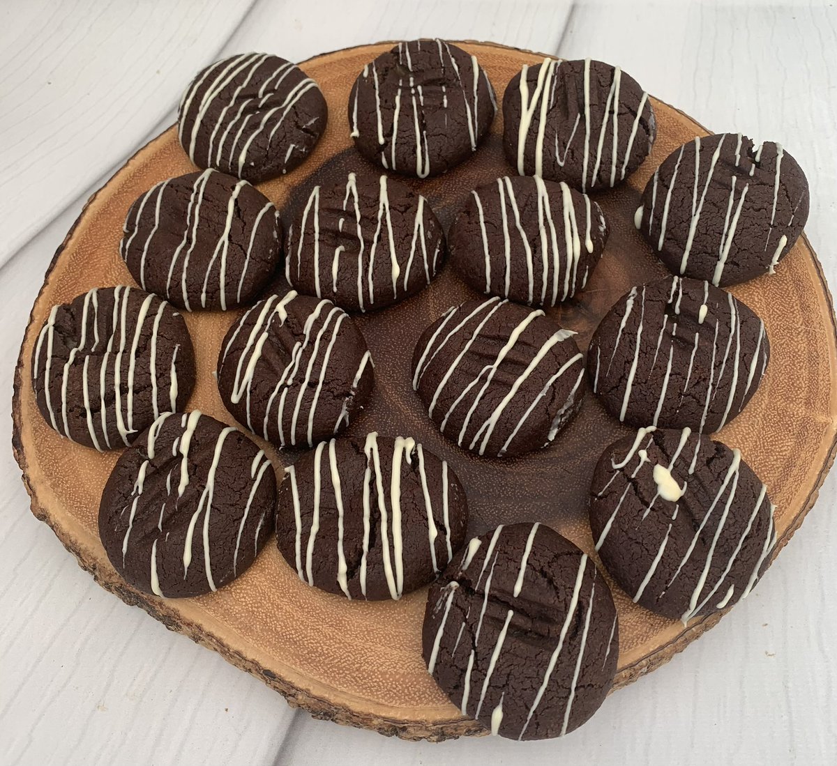 Rob_C_Allen's tweet image. Couple of #Loaves, 1 for my brother, who was whinging he never gets homemade bread anymore 🎻 and one for us. There was also more scones and another batch of chocolate #biscuits. Well a drink’s too wet without one ☕️