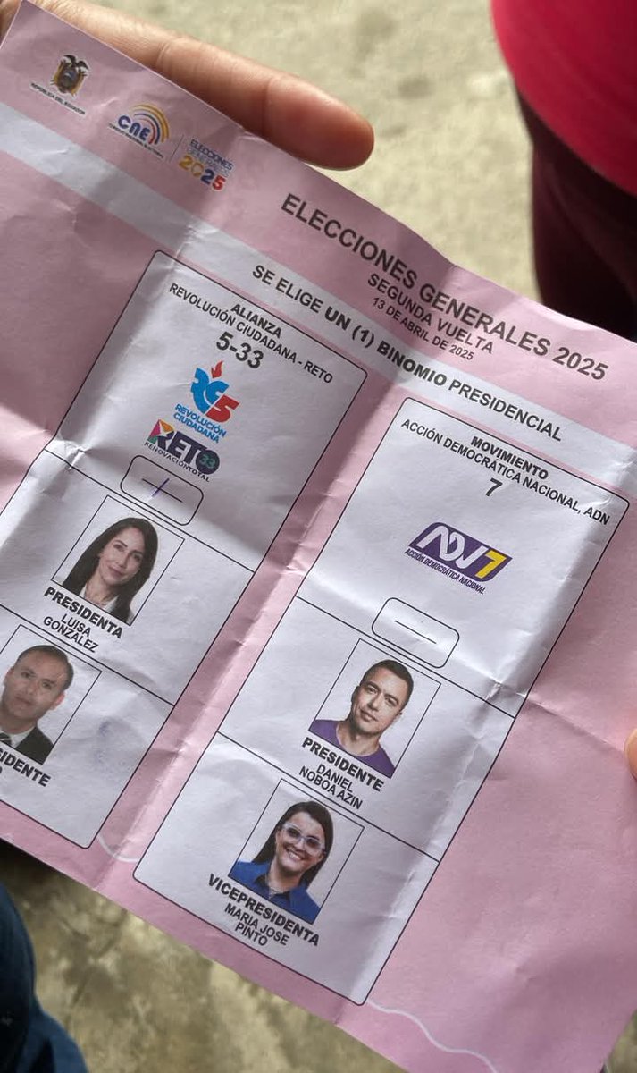Libertador_Ec's tweet photo. Están rayando papeletas a favor de Luisa y pagando 30$ por introducir doble papeleta el día Domingo estar atentos, esta gente juega sucio, ya existe la denuncia en Fiscalia. https://t.co/igHiD0x7G5