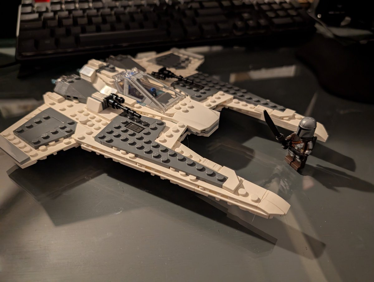 TheAlexOz's tweet photo. Build finished. It's a solid fighter craft that feels great to swoosh around, and I think the 2 figures are excellent. However, the build itself is fairly basic with just stacking plates on plates until you get to the end with the cockpit, the thrusters, and the smaller details. https://t.co/FqRfJX14tD
