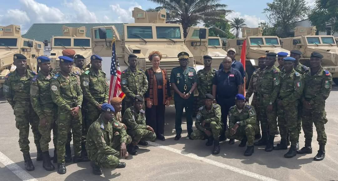 aboubacarybarma's tweet photo. #RCI 🇨🇮 #USA 🇺🇸
Coopération militaire : les #Etats_Unis offrent aux Forces armées ivoiriennes (#FACI), 12 véhicules blindés pour renforcer leur capacité opérationnelle. https://t.co/zT9q5u3WuK