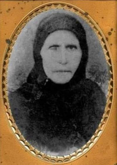 Η Ελένη Στάϊκου τη νύχτα της Εξόδου συνελήφθη από τους Τούρκους στο Μεσολόγγι.
Προτίμησε να βγάλει το δεξί μάτι της μ΄ ένα πιρούνι, για να μην πουληθεί σε σκλαβοπάζαρο.
Στη φωτογραφία  σε μεγάλη ηλικία στο Αγρίνιο.

ΥΓ Σήμερα νέα κορίτσια ξεπουλιούνται στα χαρέμια στο Ντουμπάι...