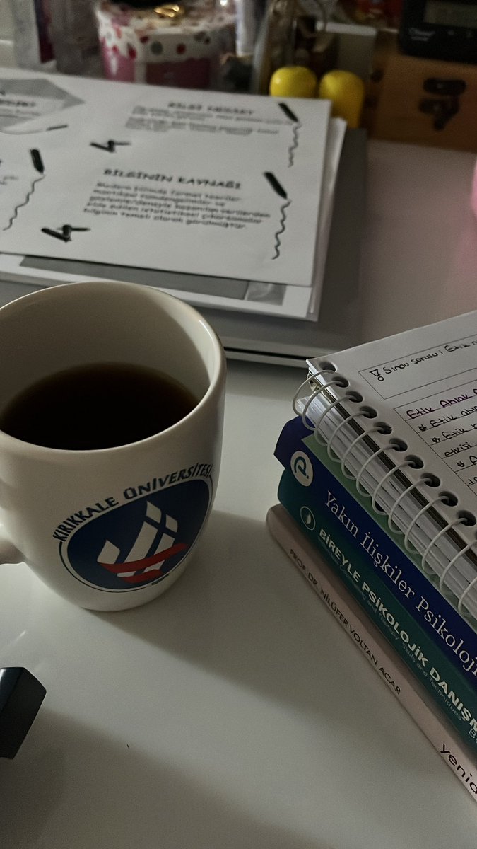 dudu_akdogan's tweet photo. sınav haftası boynu tutulup defterin altına yükseltsin diye 3 kitap koyan birini görürseniz o benim https://t.co/F1lquyz1Xs